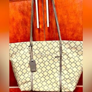 Tumi Tan Shoulder Bag With Leather Handles
Excellent condition!💯